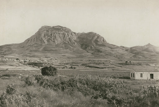 https://upload.wikimedia.org/wikipedia/commons/thumb/e/e8/Corinth%2C_Acrocorinth.jpg/250px-Corinth%2C_Acrocorinth.jpg